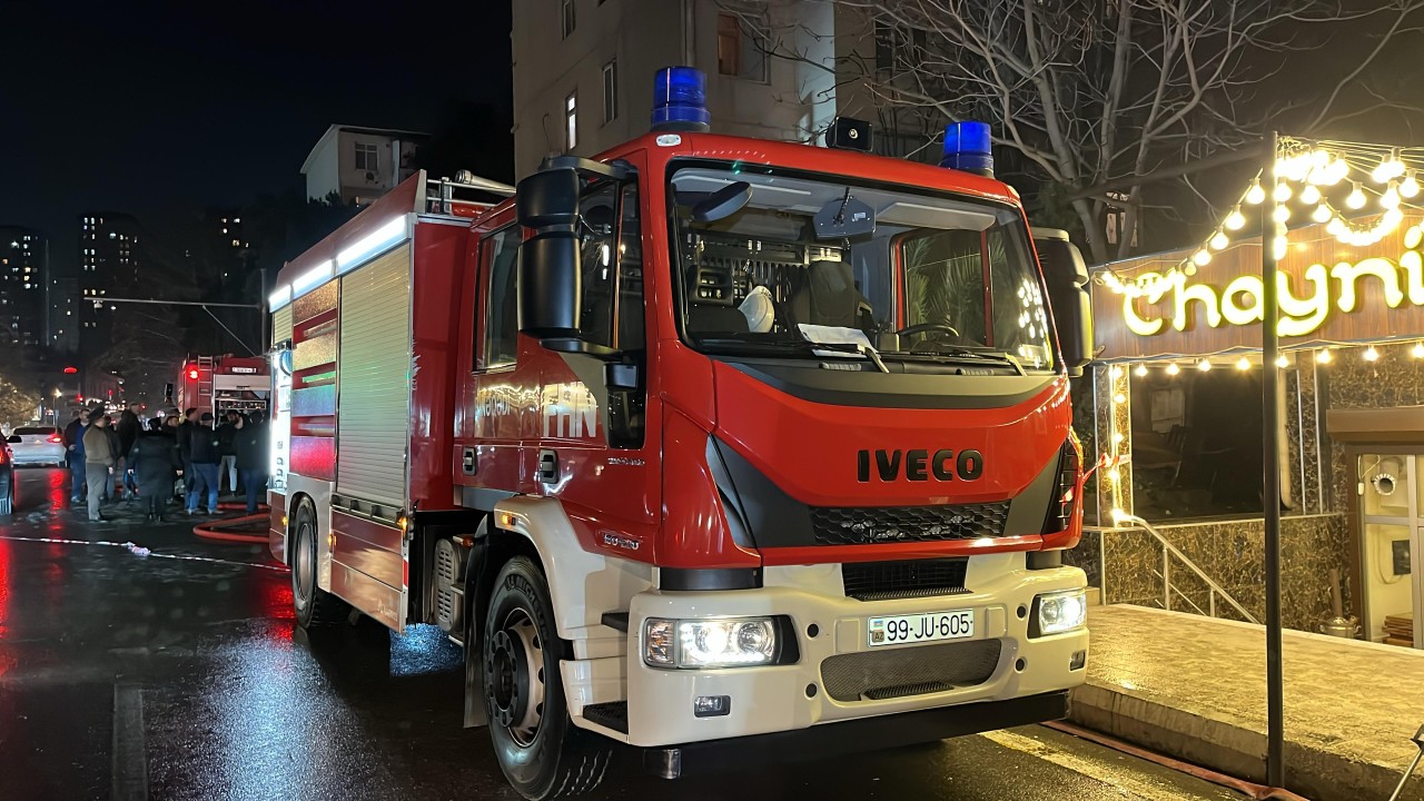 Bakıda baş vermiş yanğın söndürüldü, yollar açıldı - FOTOLAR (YENİLƏNİB)